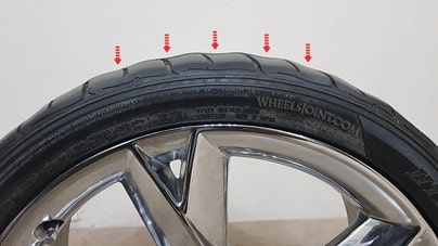 Picture of an uneven cupped tire-min